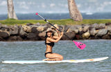高清组图：蕾哈娜夏威夷度假 黑色比基尼秀身材