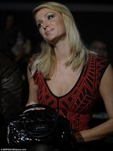 组图：豪门浪女帕丽斯深V助阵小男友走秀