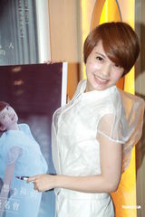 组图：杨丞琳香港会粉丝 预告年底进驻红馆