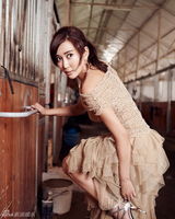 组图：杜若溪曝性感美肌写真 锁骨精致香肩迷人