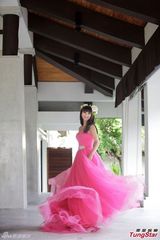 组图：裕美邀亲朋见证婚礼 公开甜蜜婚纱照