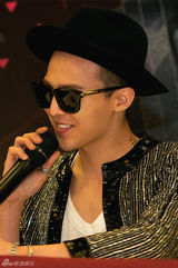 组图：GD拄拐开唱现场劲爆 个性服装抢眼