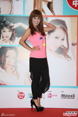 组图：AD2继续重口味 互按胸部以示真假