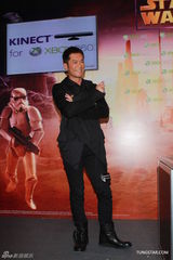 组图：古天乐代言游戏挥剑闯关 望周董体谅狗仔