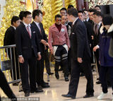 高清图：郭富城抵沪众保镖护驾 当众整装频挠脖