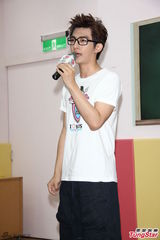 组图：炎亚纶亮相公益活动 戴黑框眼镜显斯文