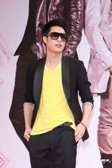 组图：周汤豪长针眼戴墨镜遮丑 公布择偶条件