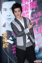 组图：明道纪佳松拼厨艺 展现新好男人一面