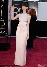 组图：安妮-海瑟薇粉色露背裙 玉肌美艳诱人