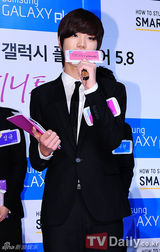 组图：韩团INFINITE参加代言品牌一日售货员活动