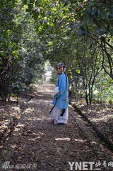 组图：武汉大学胡须男校园中扮美女 羡煞女生