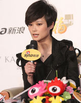 高清图：李宇春获网络盛典年度最具号召力艺人