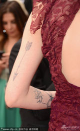 组图：模特鲍德温亮相红毯 蕾丝红裙美腿惹火