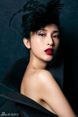 组图：张俪展猫眼魅惑 掀复古女BOSS风潮