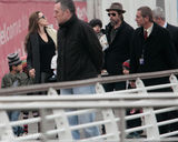 幻灯图：朱莉皮特现身威尼斯 全家秀帽子争做潮人