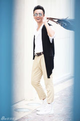 组图：魅力型男张岩 演绎明朗出游风