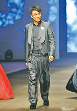 组图：吴镇宇T台首秀 耍酷扮帅有名模范儿