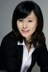 组图：杨雨婷展现百变魅力 “女村长”发布全新写真 