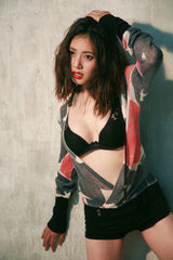 组图：秋瓷炫变身《男人装》百变女郎