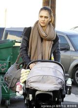 组图：阿尔芭推婴儿车笑意满满 小奥诺爸爸怀里哭闹