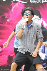 组图：张杰陈小春齐聚KTV 曝谢娜是麦霸