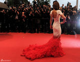 组图：《爱》戛纳首映 科尔白底红尾裙别具一格