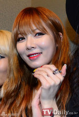 组图：李孝利露脐装看秀 李天熙夫妇秀恩爱