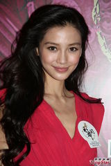 组图：Angelababy做浪漫大使 称只想爱得低调