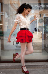 高清组图：徐立街拍LOOK 白色纱衣搭配红色短裙