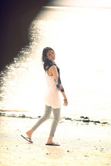 组图：童瑶首推森林系写真 演绎异域自然风