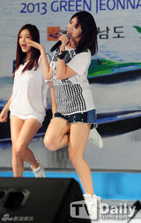 组图：韩女团Rainbow献艺赛艇赛性感惹火