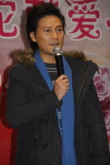 高清组图：丁子峻上海为智障儿童送温暖