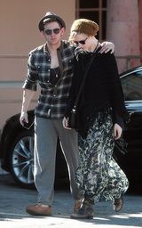 组图：杰米-贝尔与妻子蕾切尔-伍德恩爱购物