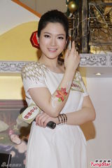 组图：苟芸慧出席圣诞乐汇演 考虑为艺术而性感