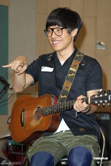 组图：卢广仲不畏台风彩排 郭采洁探班送补品