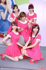 组图：台湾女子组合Popu Lady签唱大秀美腿