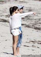 组图：比伯打破分手谣言 与女友沙滩散步缠绵拥吻