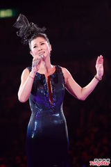 组图：叶倩文一家三口合唱 林青霞素颜到场欣赏