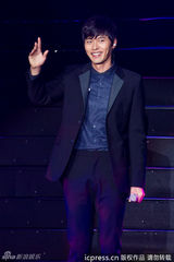 高清组图：玄彬上海开唱 与粉丝合影自拍乐陶陶