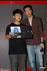 组图：黄立行酷帅亮相引尖叫 现场与粉丝亲密合影