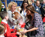 组图：凯特挺孕肚访小学 不避讳与狗狗亲密接触