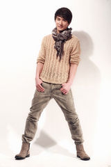 组图：陆昱霖秋日写真时尚简约潮范儿十足