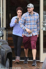 组图：布兰妮素颜携手男友逛街 不复往日靓丽