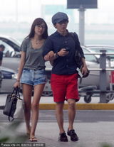 组图：刘谦穿红裤现身潮范 与女友挽手显亲密