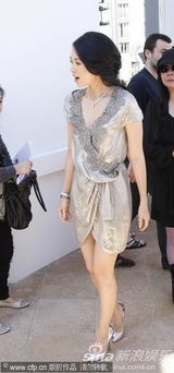 高清组图：章子怡宣传《最爱》 紫色蕾丝装恬静优雅