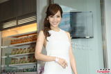 组图：侯佩岑白色长裙亮相 笑容优雅气质甜美