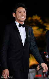 组图：黄正民亮相大钟红毯 全程笑脸显亲切