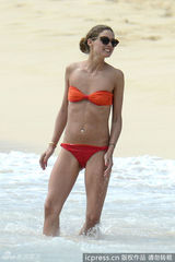 组图：纽约名媛奥利维亚海滩欣赏男友腹肌