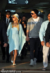 组图：帕丽斯-希尔顿小腹微隆疑怀孕