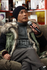 组图：张卫健回应“掌掴”事件 称梁曾像父子